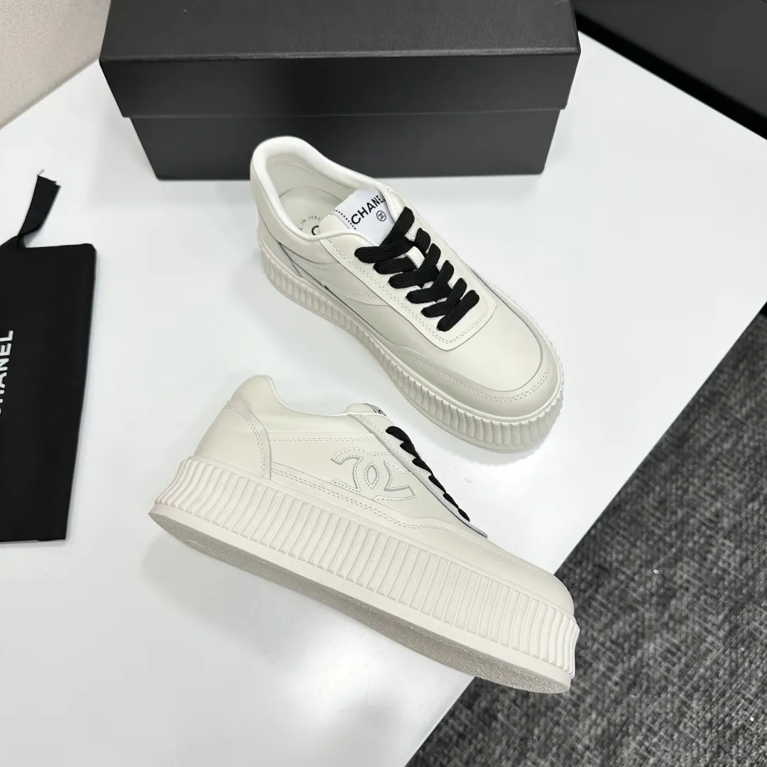 👟👟Ex-factory price 560👟👟Chanel Panda Shoes! 2025 counter's top casual sports shoes. This classic design; the upper is electro-embroidered with a variety of techniques; the outsole is fashionable and sporty; the unusual inclusion of a variety of color matching elements... The diversified mix and match is very good-looking and versatile, and can be used for leisure, fashion, sports, and outdoor... ꫛꫀꪝ Go➫ Materials: ❶Upper made of: original imported first-layer silk cowhide + original waterproof cloth + original first-layer cowhide ❷Inner lining: Breathable mesh ❸ Outsole based on: original TPU combination outsole, full set of boutique packaging for women 35–41